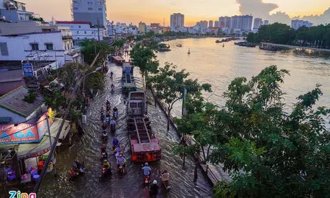 Nhiếp ảnh gia 'săn' khoảnh khắc nước triều lên tại TP.HCM